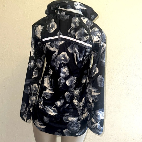 Lululemon windbreaker - Picture 3 of 5